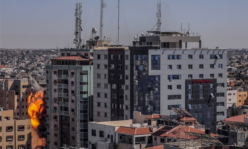 Los ocupantes recibieron una orden de desalojo antes de producirse el ataque. Se trata de la quinta alta torre que la aviación israelí bombardea en la actual escalada bélica con las milicias de Gaza.