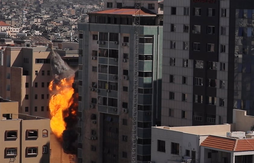 El derrumbe de la torre Al Jalaa fue captado en vivo por múltiples cadenas de televisión internacionales, incluso aquellas que hasta hoy transmitían desde allí.