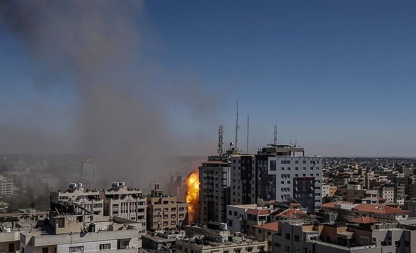 El derrumbe de la torre Al Jalaa fue captado en vivo por múltiples cadenas de televisión internacionales, incluso aquellas que hasta hoy transmitían desde allí.