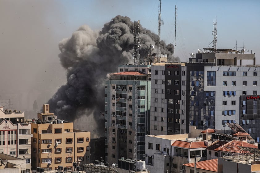 El derrumbe de la torre Al Jalaa fue captado en vivo por múltiples cadenas de televisión internacionales, incluso aquellas que hasta hoy transmitían desde allí.