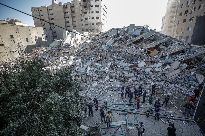 Este incidente tuvo lugar poco después de que las milicias palestinas de Gaza lanzaran una ráfaga de cohetes hacia Tel Aviv, la mayoría de los cuales fueron interceptados aunque uno de ellos impactó en la cercana Ramat Gan, donde un hombre de 55 años resultó muerto y 13 personas resultaron heridas.