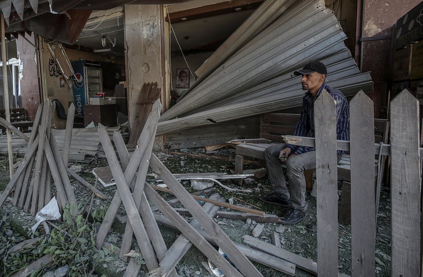 Este incidente tuvo lugar poco después de que las milicias palestinas de Gaza lanzaran una ráfaga de cohetes hacia Tel Aviv, la mayoría de los cuales fueron interceptados aunque uno de ellos impactó en la cercana Ramat Gan, donde un hombre de 55 años resultó muerto y 13 personas resultaron heridas.