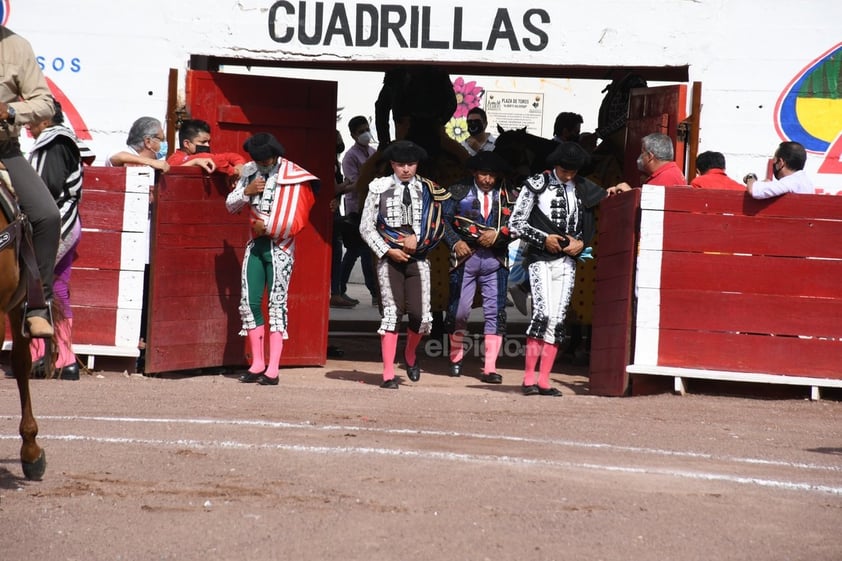 Celebran corrida de toros en la plaza Alberto Balderas de Lerdo