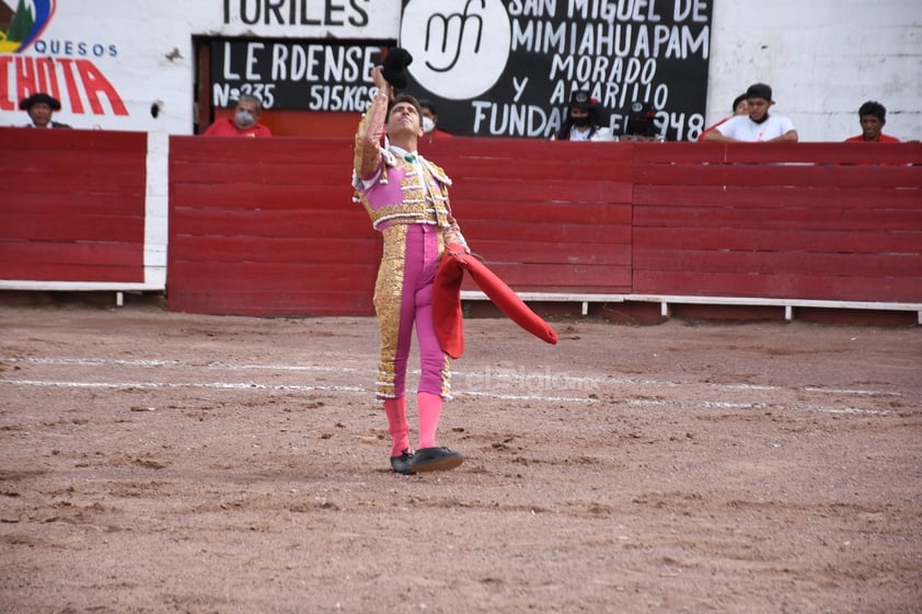 Celebran corrida de toros en la plaza Alberto Balderas de Lerdo