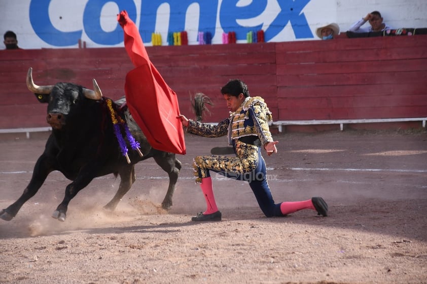 Celebran corrida de toros en la plaza Alberto Balderas de Lerdo