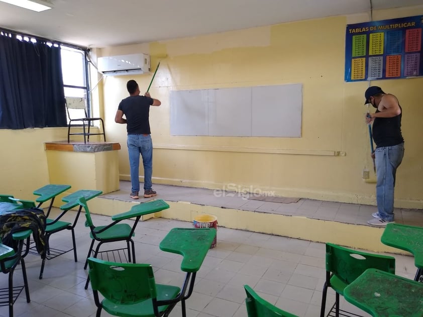 Pintan salones. En la secundaria Eva Sámano de López Mateos trabajaron la semana pasada pintando los salones de clase y adecuando los espacios para poder retomar actividades presenciales en esta etapa final del ciclo escolar.