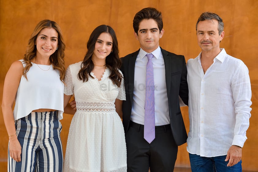 Julia Gutiérrez acompañada de su padres, Jaime e Ivette, y su hermano, Andrés Gutiérrez.