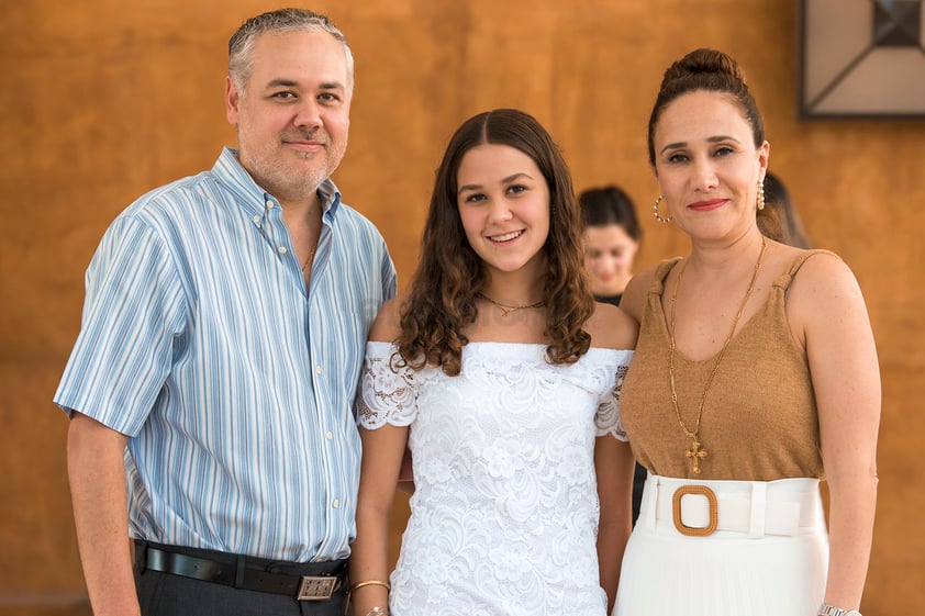 Katia Pámanes Fernández con sus papás, Adriana Fernández y Jorge Ignacio Pámanes.