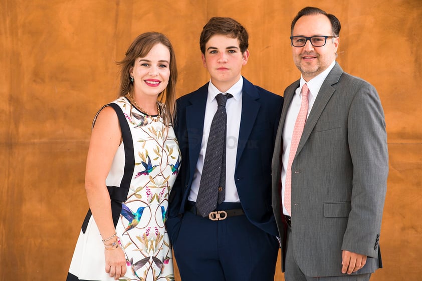 Bernardo Pérez con sus papás, Cristina y Fernando Pérez.