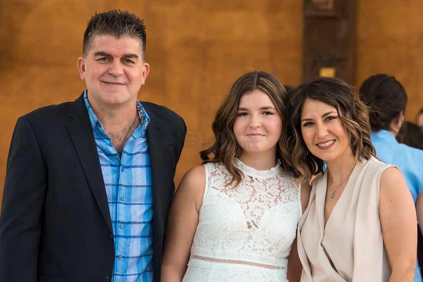 Isabela Mexsen con sus padres, Omar Mexsen y Ana Isabel Godina.