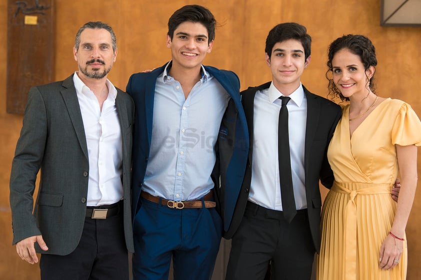 Antonio Fahur Mexsen con sus padres, Antonio Fahur y Fabiola Mexsen, junto a su padrino, Andrés Campillo.