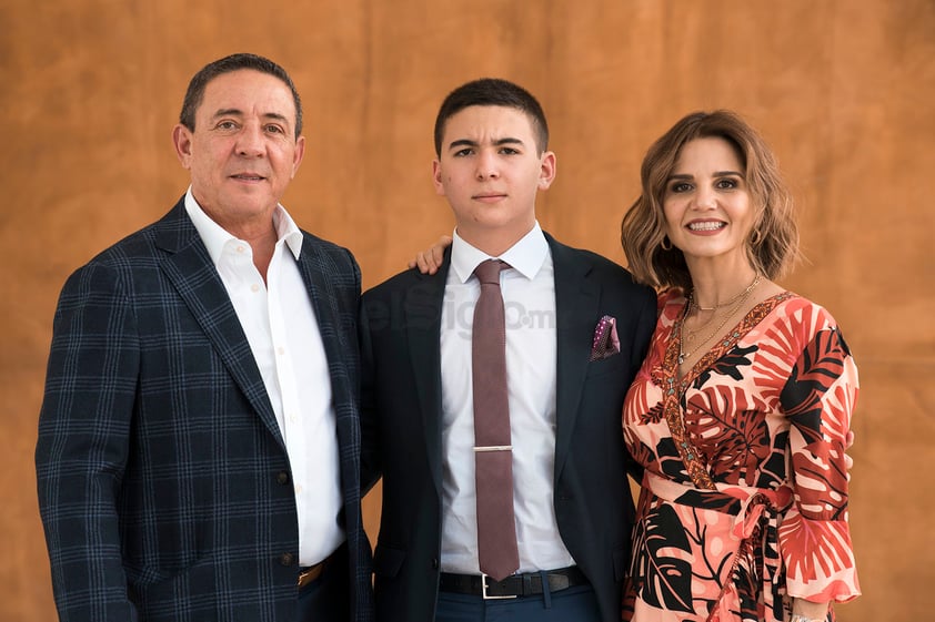 Mauricio de la Garza con sus papás, Leonardo de la Garza y Mirna Armendáriz.