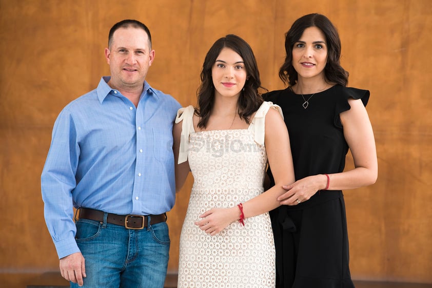 María Sofía Regueiro junto a sus padres, Tomás Regueiro y Ana Claudia Baca.