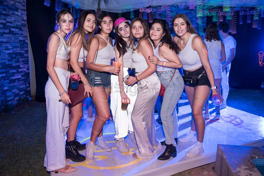 Cumpleañera en compañía de sus amigas.