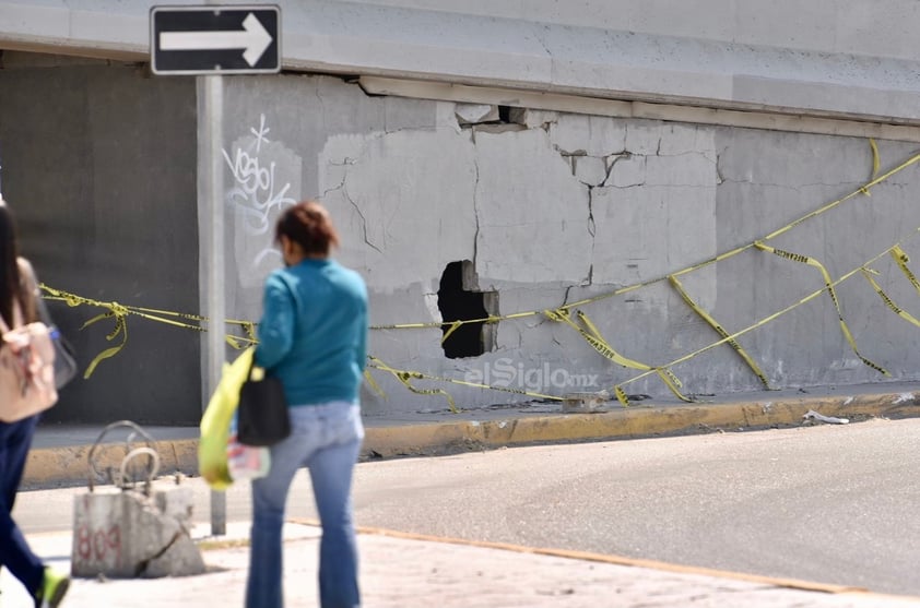 Grieta. El puente del periférico y la carretera Torreón-Matamoros presenta una grieta, pero según la Dirección de Servicios Públicos no representa riesgo alguno.