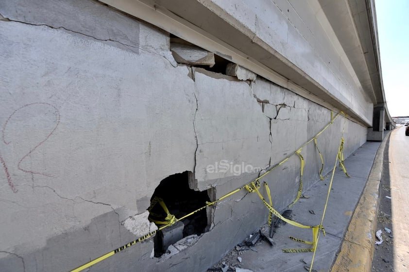 Fuertes colisiones. Los daños en la estructura que presentan los puentes vehiculares son causadas, principalmente, por los choques. Frecuentemente automovilistas en estado de ebriedad se impactan contra los muros de concreto, causando graves daños.