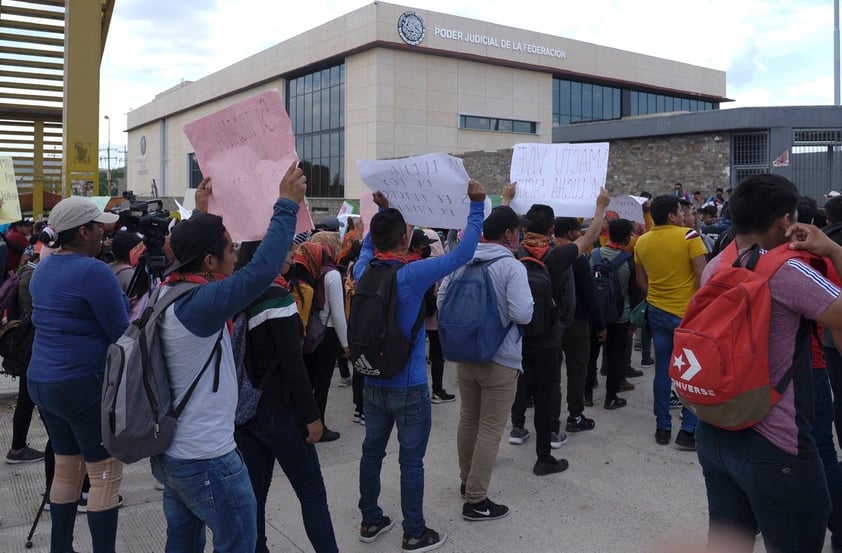 Niegan libertad a 19 normalistas detenidos en Chiapas