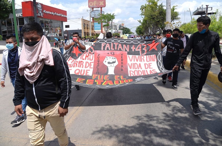 Marchan en Chiapas y CDMX por justicia para casos Ayotzinapa y Mactumactzá