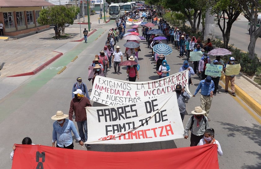 Marchan en Chiapas y CDMX por justicia para casos Ayotzinapa y Mactumactzá