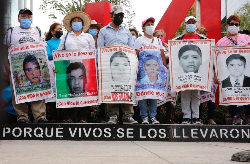 Marchan en Chiapas y CDMX por justicia para casos Ayotzinapa y Mactumactzá