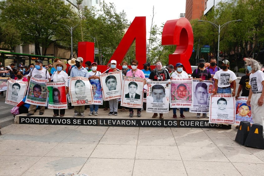 Marchan en Chiapas y CDMX por justicia para casos Ayotzinapa y Mactumactzá