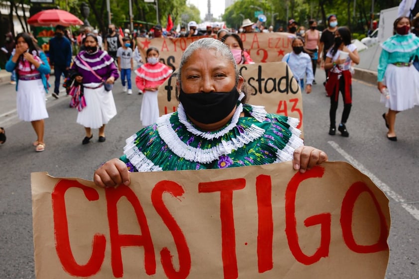 Marchan en Chiapas y CDMX por justicia para casos Ayotzinapa y Mactumactzá