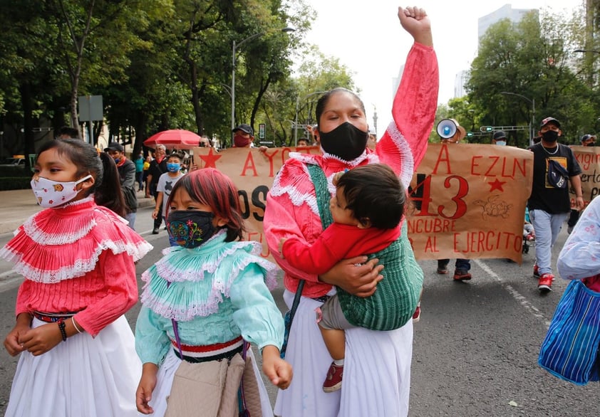 Marchan en Chiapas y CDMX por justicia para casos Ayotzinapa y Mactumactzá