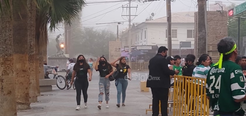 Con todo y tolvanera, laguneros salen a apoyar al Santos