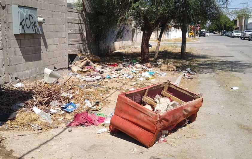 Tiran muebles. Entre la avenida Tercera y calles P y Q de la colonia Eduardo Guerra, al sur del municipio, abundan la basura y el escombro en las banquetas. En algunas ocasiones se han arrojado hasta muebles y ramas secas.