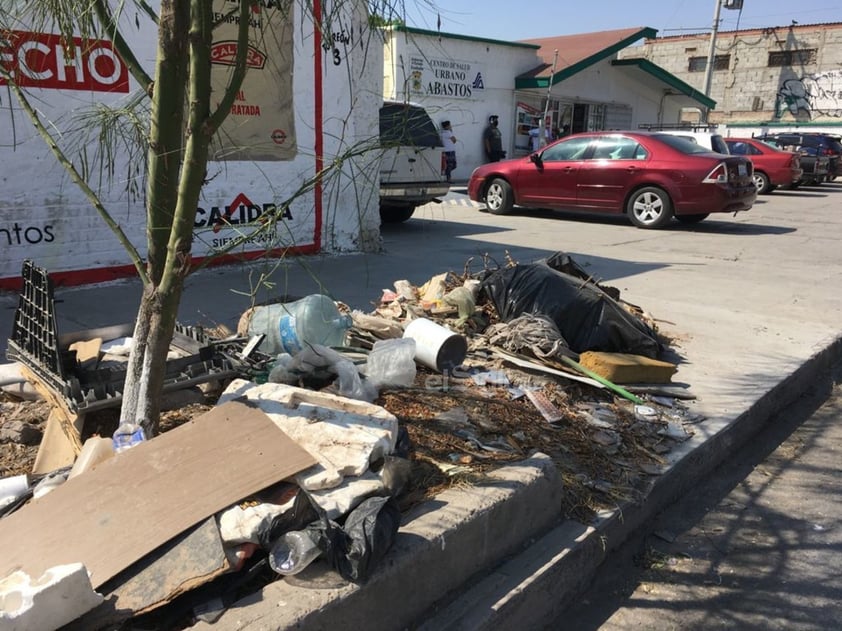 Basura y escombros. Justo al exterior del Centro de Salud Urbano Abastos, sobre la calle C. Vicente Suárez, es común observar montones de basura y escombro.