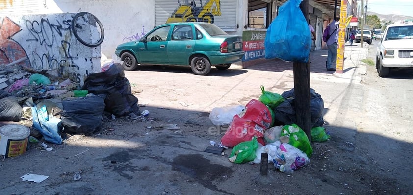 Obstáculo. La zona Centro no está exenta de este problema. Las banquetas de los comercios abandonados ubicados en la calle Leona Vicario, sobre el bulevar Revolución, se han convertido en basureros, pues nadie se hace cargo de la limpieza del lugar.