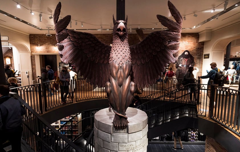 La tienda de Harry Potter más grande del mundo permite sumergirse en la saga del famoso mago y en su mundo de 'bestias fantásticas' nada más atravesar el portal, donde una enorme figura del ave fénix Fawkes recibe al visitante con sus alas rojizas abiertas sobre una sala repleta de 'merchandising'.