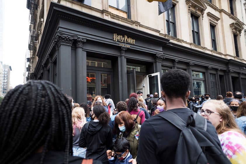 Una de las estrellas de la tienda es el 'Butterbeer Bar', un bar en el que se puede disfrutar la cerveza de mantequilla típica del mundo mágico, ya sea en jarra fresca y espumeante, en formato helado o embotellada; y la 'Casa de MinaLima', con ilustraciones del estudio gráfico que creó la estética de los libros y películas.