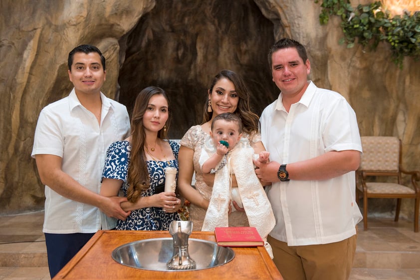 Bautizo de Juan Pablo Zúñiga Montes, junto a sus padrinos, Ray Montes y Narda Loera, y sus padres, Jesús Zúñiga y Marlene Montes.