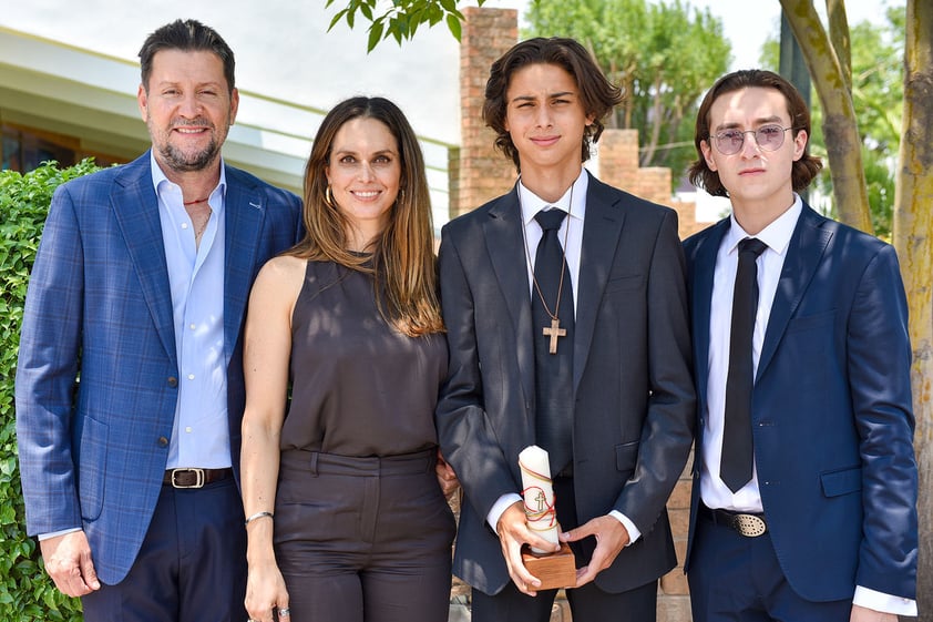 Antonio Kuri con sus papás, Antonio Kuri y Sandra Hoffman, y su padrino, Enrrique Humphrey.