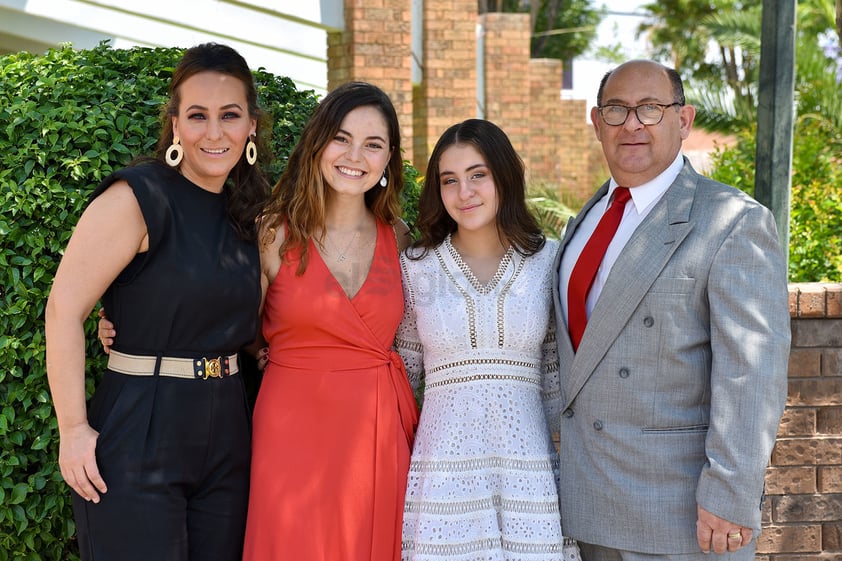 Roberta Mafud con sus papás, Ivette Collier y Gerardo Mafud, junto a su madrina, Fernanda Martínez