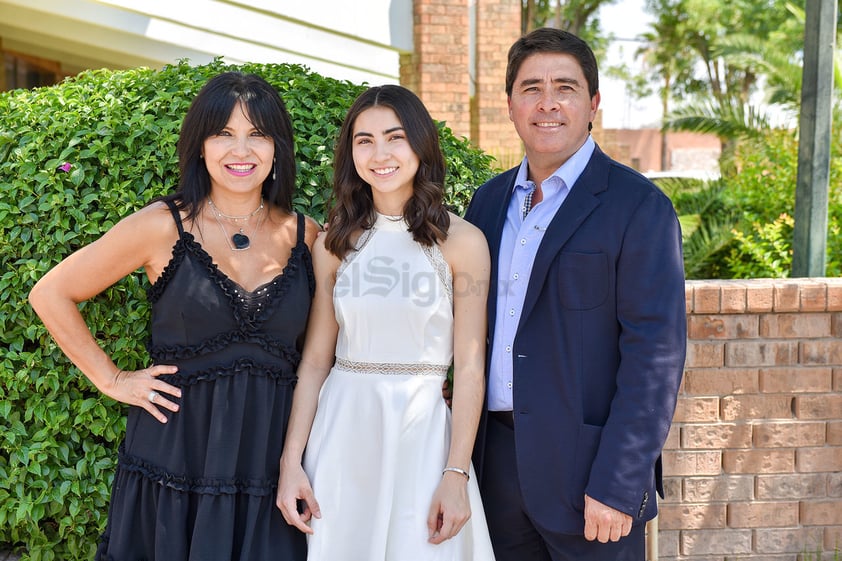 Pamela Sosa Linares con sus papás, Juan Pablo Sosa y Rocío Linares.