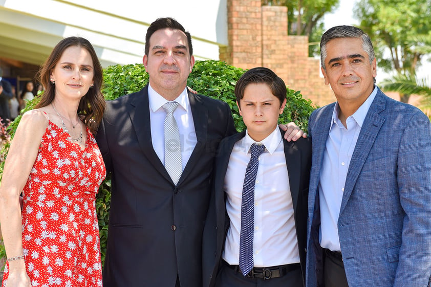 Alejandro Obeso Cobián, acompañado de sus padres, Francisco Obeso y Mayte Cobián, junto a su padrino, Luis Jaidar Ramón.