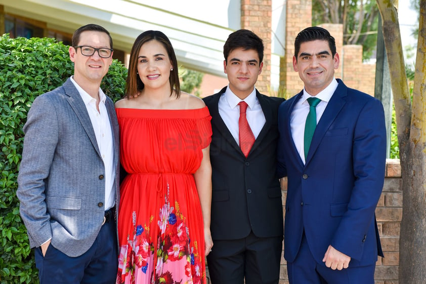 Víctor Ortega con sus papás, Víctor Ortega y Cristina Albeniz, y su padrino, Abelardo de la Fuente.