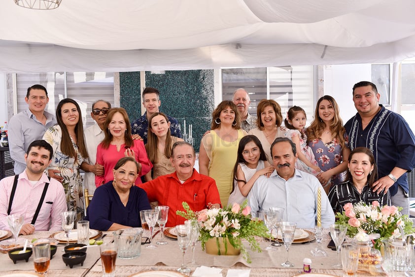 Familiares celebran primera comunión de Elisa.