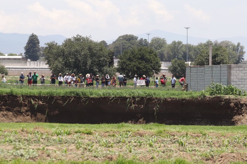 El desprendimiento se dio el sábado en un terreno de cultivo del municipio Juan C. Bonilla, a poco más de 20 kilómetros de Puebla capital, en una zona donde solamente hay algunas casas pequeñas y humildes de las personas que trabajan los sembradíos.