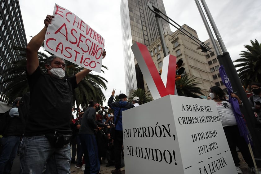 Conmemoran 50 años del 'Halconazo' con marcha en CDMX