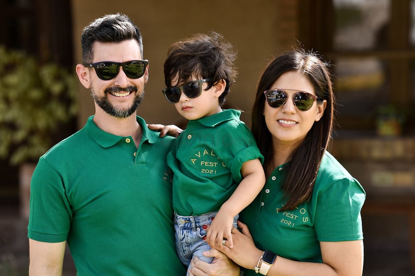 Elisa Delgado y Leonardo García con su hijo, Alejandro García.