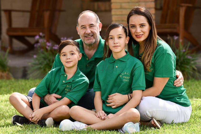 Pamela y Gerardo con sus hijos, Romina y Valentino.