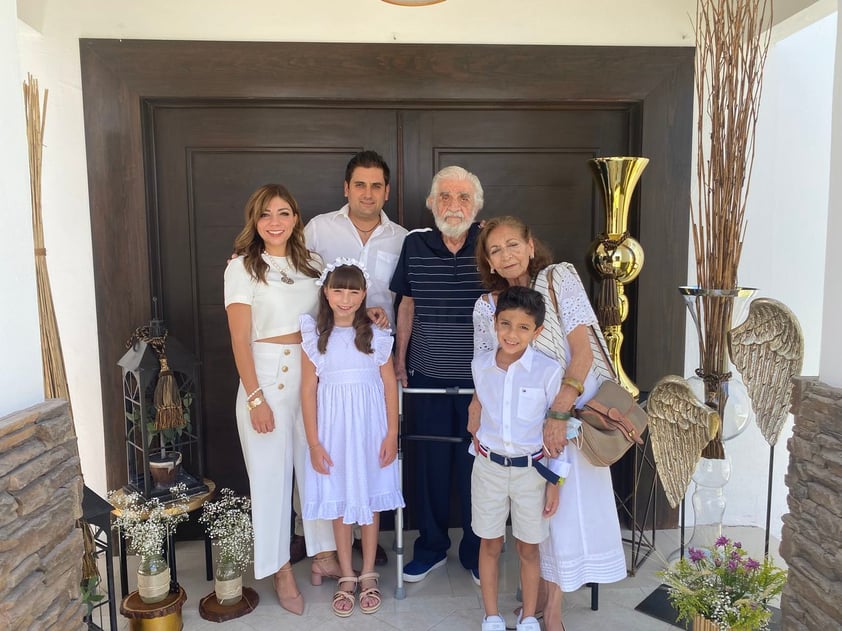 Mariale Gregory acompañada de su bisabuelo, Homero, y Estela Vara, junto a sus papás, Ale Vara y Eduardo Gregory, y su hermano Eduardo.