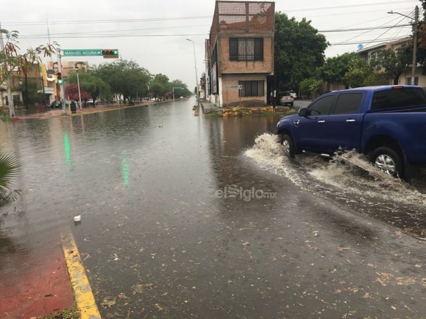 Se presentaron encharcamientos en distintos puntos de la ciudad de Torreón.