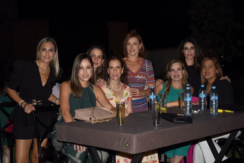 Adriana, Nadia, Delia, Rosina, Paula, Mónica y Velia.