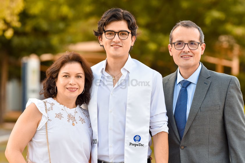 Gaby, Santiago y Héctor Núñez.