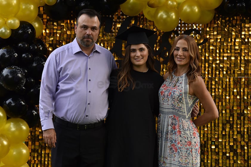 Vicente Gil, Lorena Gil y Ana Lorena Cepeda.