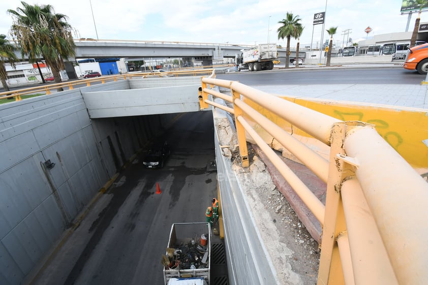 El Siglo de Torreón realizó durante esta semana un recorrido de inspección en el espacio, en el cual se verificó que se tienen los rastros de los múltiples percances viales, especialmente de quienes no toman adecuadamente la curva y terminan precipitándose hacia el vacío del desnivel que le sigue.